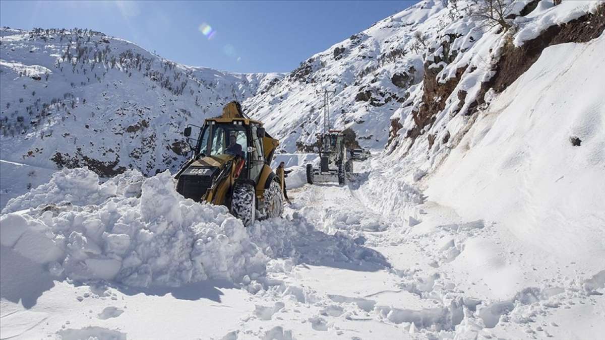 Diyarbakır'da köy yolları karla mücadele timlerine emanet