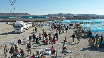 Diyarbakır'da Mehmetçik ve gönüllüler depremzedeler için 4 bin 200 çadır kuruyor