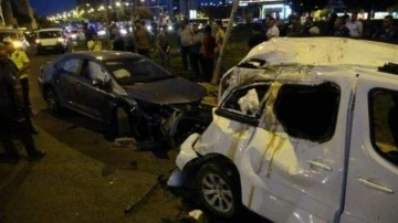 Diyarbakır&rsquo;da otomobil takla atıp başka bir aracın üzerine düştü: 4&rsquo;ü çocuk 10 yaralı