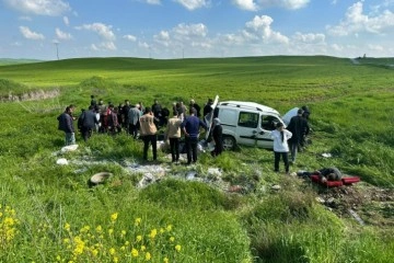 Diyarbakır'da otomobil tarlaya uçtu: 3'ü ağır 4 yaralı
