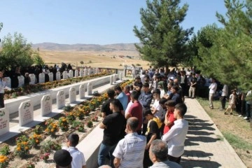 Diyarbakır’da PKK’nın 31 yıl önce katlettiği 2’si çocuk 10 kişi anıldı