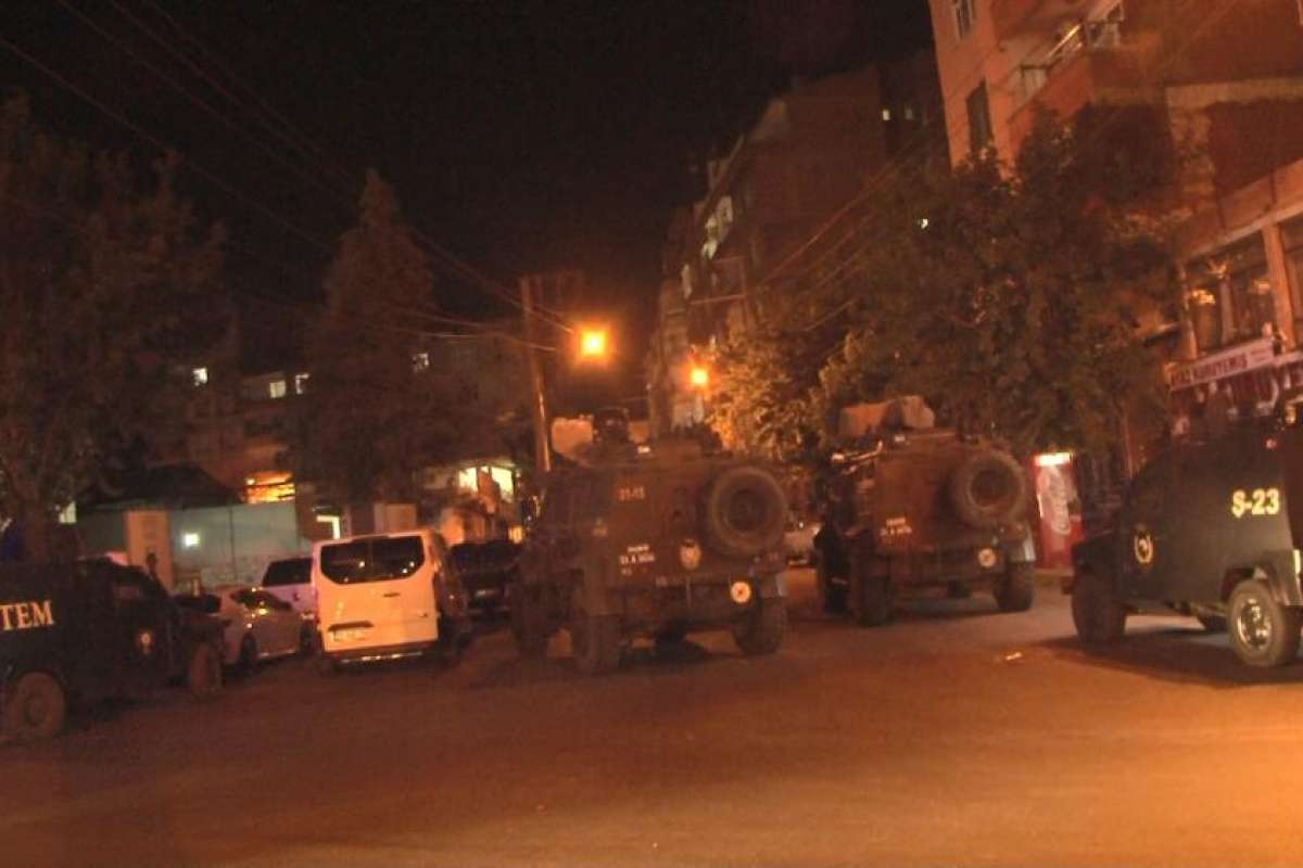 Diyarbakır'da restorana ateş açan şahıslar polisle çatıştı: 1 yaralı