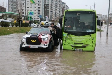 Diyarbakır&rsquo;da selin ortasında mahsur kalan yolcuları vatandaş tahliye etti