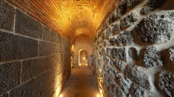 Diyarbakır'da tarihi surlardaki Yedikardeş Burcu temizlenerek ışıklandırıldı