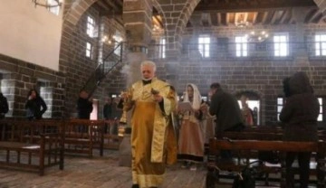 Diyarbakır'da teröristlerin tahrip ettiği kilisede 100 yıl sonra ilk ayin