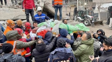 Diyarbakır'da yıkılan binanın enkazından 28 saat sonra bir kadın kurtarıldı