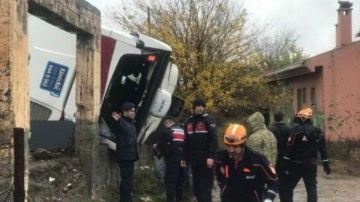 Diyarbakır'da yolcu otobüsü devrildi: Çok sayıda yaralı var