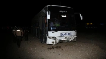 Diyarbakır'da yolcu otobüsü refüje çarptı, 18 kişi yaralandı