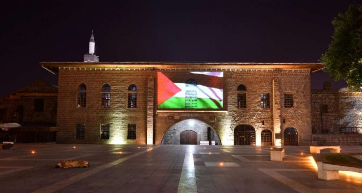 Diyarbakır'ın tarihi dokuları Ulu Cami ve Tek Beden Burcu'na Filistin bayrağı yansıtıldı