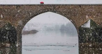 Diyarbakırlılar kar yağmasını On Gözlü Köprü’de halay çekerek kutladı