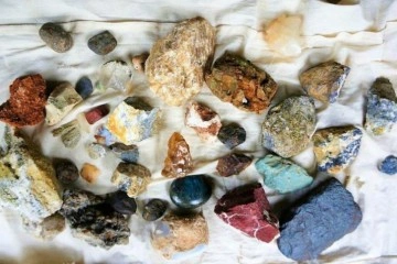 Doğadan topladığı değerli taşlar ge&ccedil;im kaynağı oldu