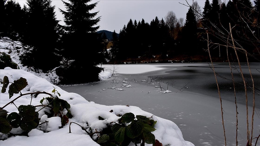 Doğal güzellikleriyle dikkati çeken Balıklıgöl'ün yüzeyi buz tuttu