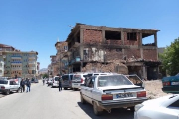 Doğanşehir’de ağır hasarlı binaların yıkımına başlanıyor