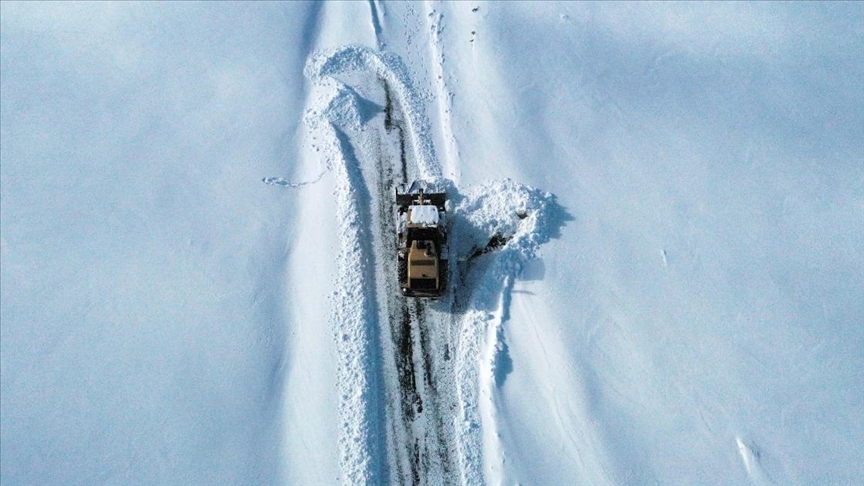 Doğu Anadolu'da kar ve tipi nedeniyle 98 köy yolu ulaşıma kapandı