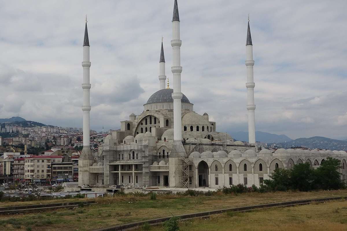 Doğu Karadeniz'in en büyük cami ve külliyesi kaba inşaatı tamamlandı