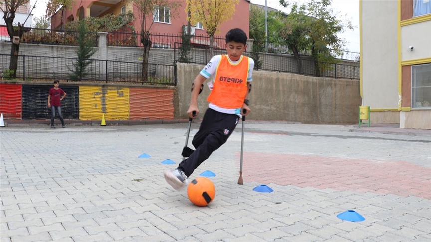 Doğuştan engelli ampute futbolcunun hayalini 'milli forma' süslüyor