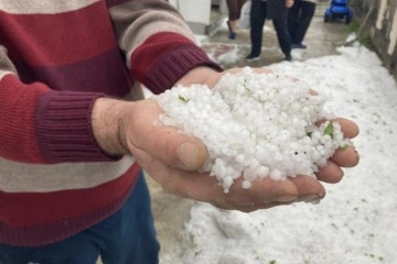 Dolu yağışı Kemaliye’nin yollarını beyaza büründürdü