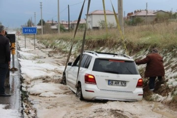 Dolu yağışından dolayı kayan otomobil su kanalına düştü