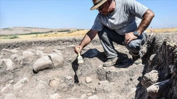 Domuztepe Höyüğü'nde Orta Çağ Dönemi'ne ait çocuk iskeleti bulundu