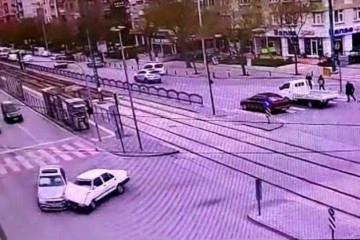 D&ouml;n&uuml;ş yasağı bulunan kavşağa giren otomobilin kaza anı kamerada