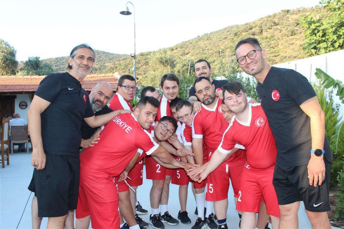 Down Sendromlular Futsal Milli Takımı, İzmirde çalışmalarını...