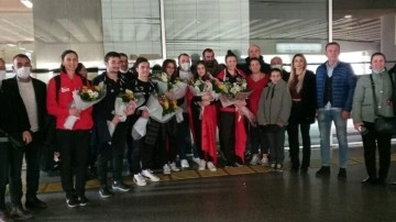 Dünya şampiyonu cimnastikçiler, İzmir’de karşılandı