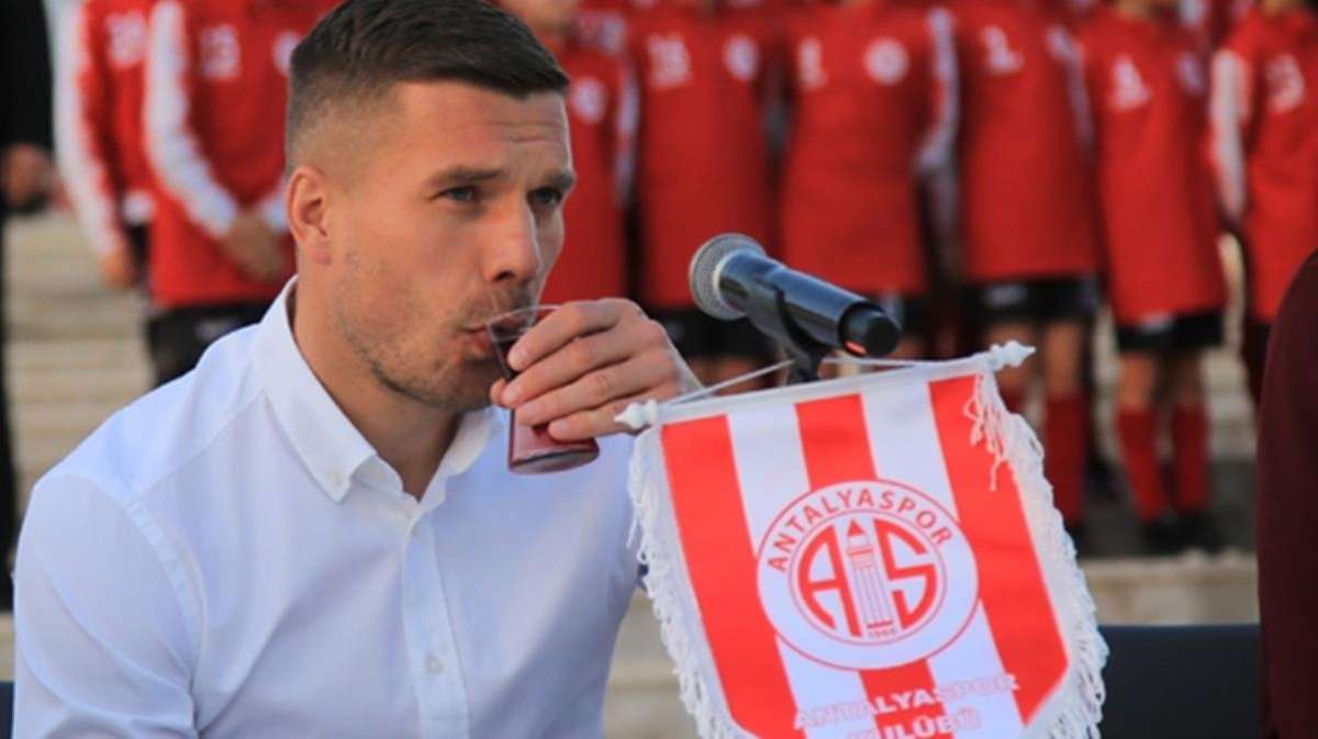 Dünyaca ünlü yıldız Podolski, Antalyaspor'dan ayrıldı