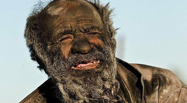 D&uuml;nyanın en kirli adamı: Yarım asırdan fazla s&uuml;redir duş almıyor