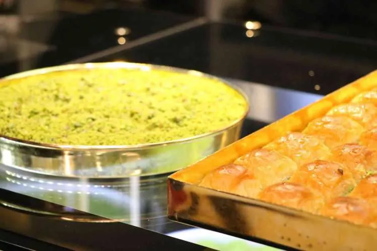 D&uuml;nyanın en pahalı tatlısı Kahramanmaraş'ta! Bir tepsisi 2.5 milyon lira