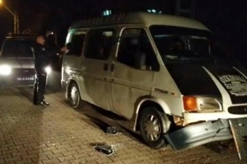 'Dur' ihtarına uymayan plakasız minibüs, polis otosuna çarparak durduruldu