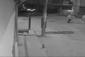 Duvara b&ouml;yle &ccedil;arptı, otomobili bırakıp ka&ccedil;tı