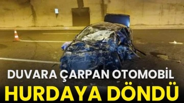 Duvara çarpan otomobil hurdaya döndü!