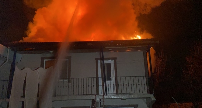 Düzce'de elektrik trafosu patladı, 2 katlı ev alev alev yandı