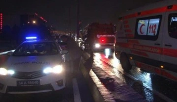E-5&rsquo;te ticari taksi aydınlatma direğine çarptı: 2 yaralı