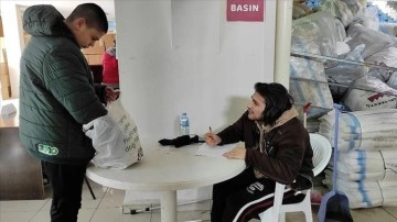 Edirne'de engelli genç deprem yardımlarının toplandığı merkezde gönüllü çalışıyor