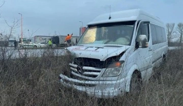 Edirne'de işçi servisi kamyonetle çarpıştı: Kazada 4 işçi yaralandı