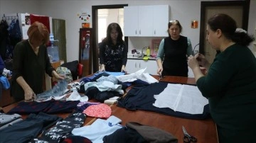 Edirne'de kadınlar deprem bölgesine gönderilmek üzere kıyafet dikiyor