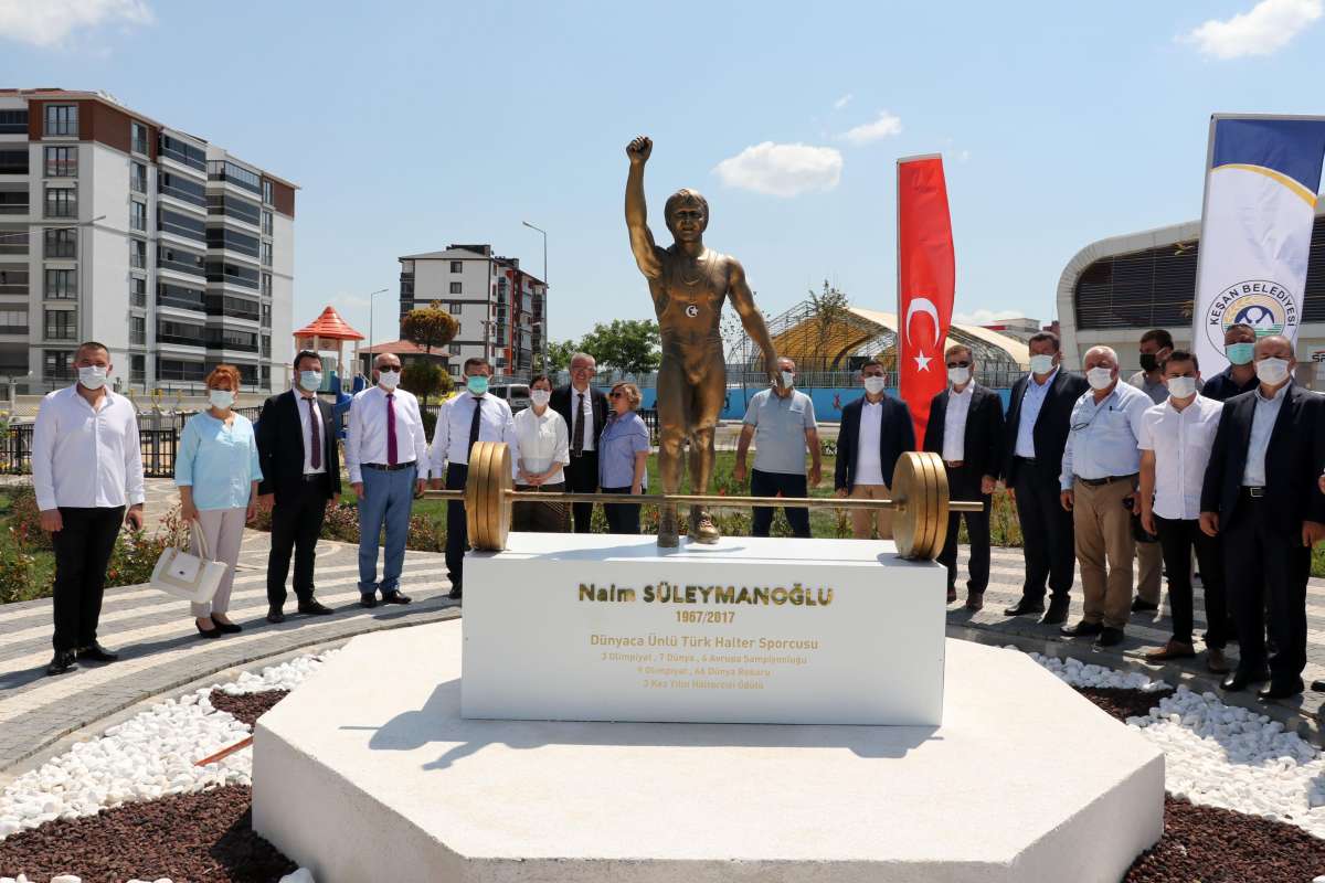 Edirnede Naim Süleymanoğlunun heykelinin bulunduğu park açıldı