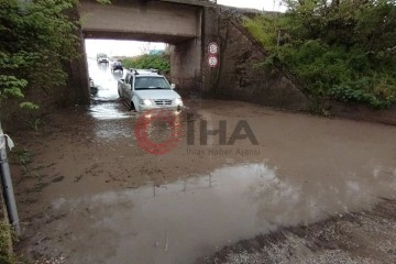 Edirne’de sağanak yağış yolları gölle çevirdi