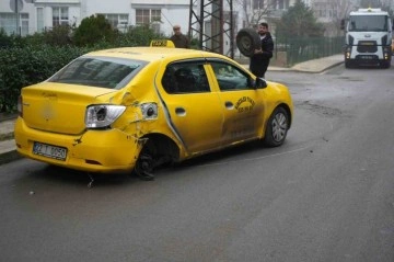 Edirne’de ticari taksi ile otomobil çarpıştı: 2 yaralı