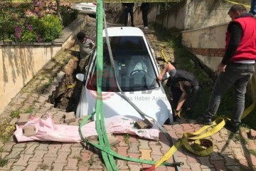 Edirne'de yol çöktü, otomobil oluşan çukura düştü