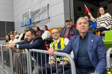 Egemen Bağış, Prag'da Fenerbahçe'yi yalnız bırakmadı