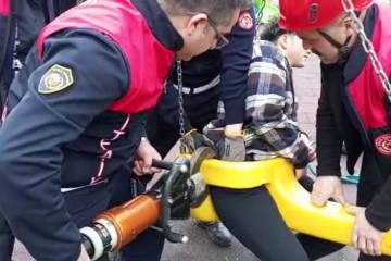 Eğlenmek i&ccedil;in bindiği salıncak adeta kabusu oldu