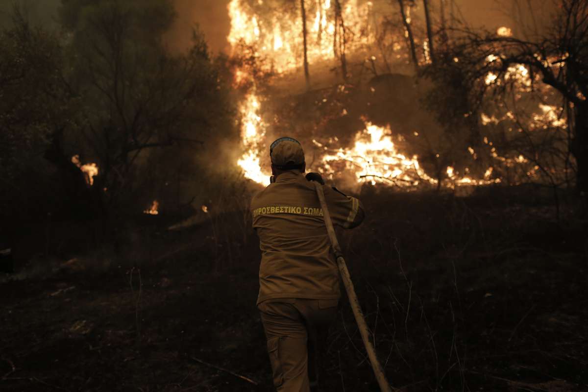 Eğriboz'daki yangınlara 17 hava aracı ile müdahale sürüyor
