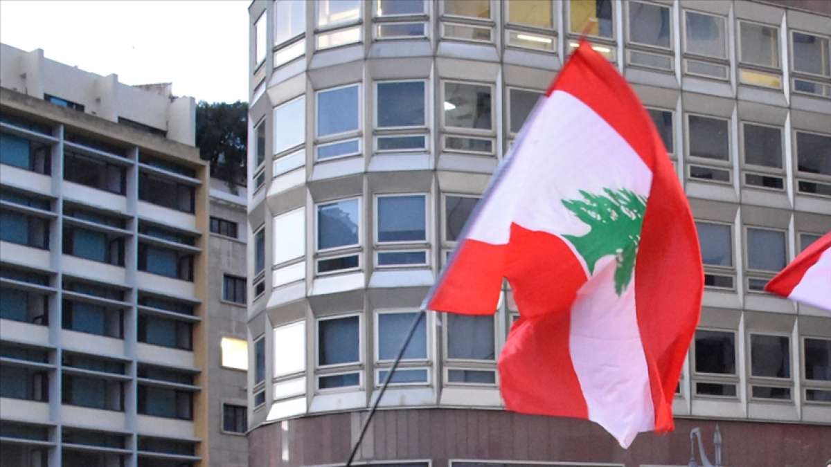 Ekonomik krizle boğuşan Lübnan'da halk 'kurtarma hükümeti' talebiyle eylem yaptı