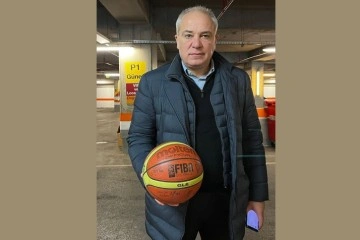 Ekrem Memnun, şampiyonluk topunu depremzedeler i&ccedil;in bağışladı