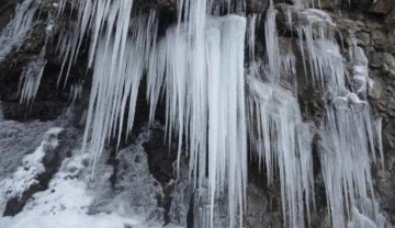 Eksi 20 derecede buz sarkıtları devasa boyutlara ulaştı