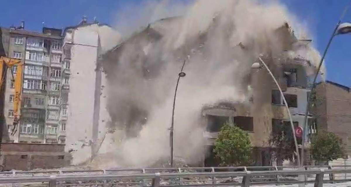 Elazığ'da ağır hasarlı 8 katlı bina korna sesi ile yıkıldı