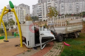 Elazığ’da akıllara durgunluk veren kaza: Kupası açılan kamyonet çocuk parkına daldı