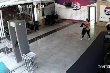 Elazığ'da deprem anı bir televizyonun g&uuml;venlik kamerasında